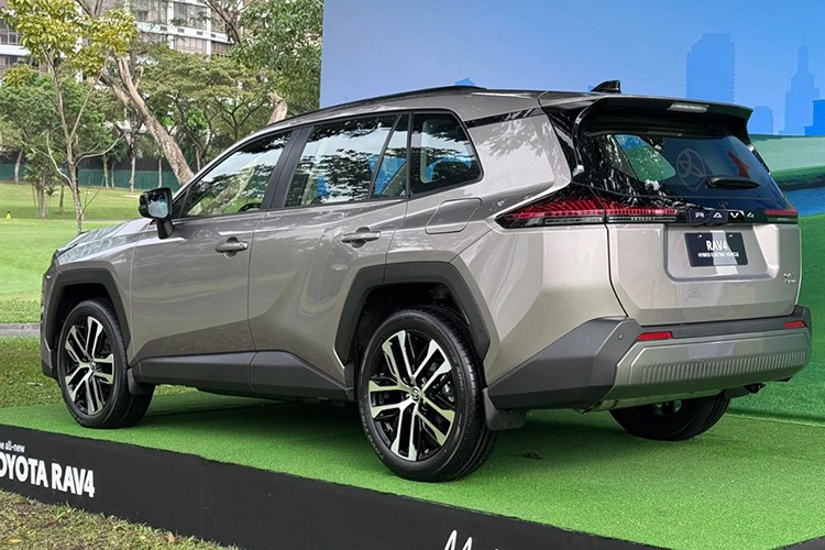 Thân xe nổi bật với bộ mâm hai tông màu, hốc bánh lớn và các ốp nhựa đen tạo cảm giác mạnh mẽ. Cụm đèn hậu mới có thiết kế tinh xảo, kết hợp cùng các chi tiết đen bóng ở cản sau và cánh gió, góp phần nâng tầm phong cách sang trọng.