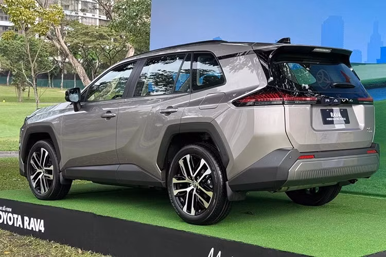 Thân xe nổi bật với bộ mâm hai tông màu, hốc bánh lớn và các ốp nhựa đen tạo cảm giác mạnh mẽ. Cụm đèn hậu mới có thiết kế tinh xảo, kết hợp cùng các chi tiết đen bóng ở cản sau và cánh gió, góp phần nâng tầm phong cách sang trọng.