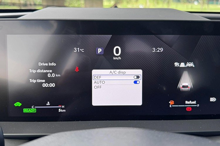 Bảng điều khiển trung tâm được làm gọn lại, loại bỏ cần số truyền thống và thay bằng các nút bấm hình vuông. Hệ thống điều khiển các chế độ lái và hỗ trợ đỗ xe được bố trí trực quan, kèm theo hai cổng USB-C công suất cao (45W).