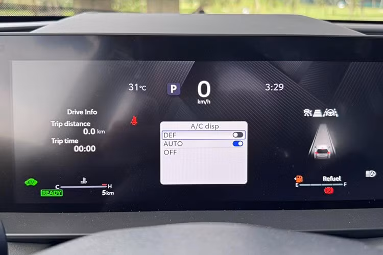 Bảng điều khiển trung tâm được làm gọn lại, loại bỏ cần số truyền thống và thay bằng các nút bấm hình vuông. Hệ thống điều khiển các chế độ lái và hỗ trợ đỗ xe được bố trí trực quan, kèm theo hai cổng USB-C công suất cao (45W).