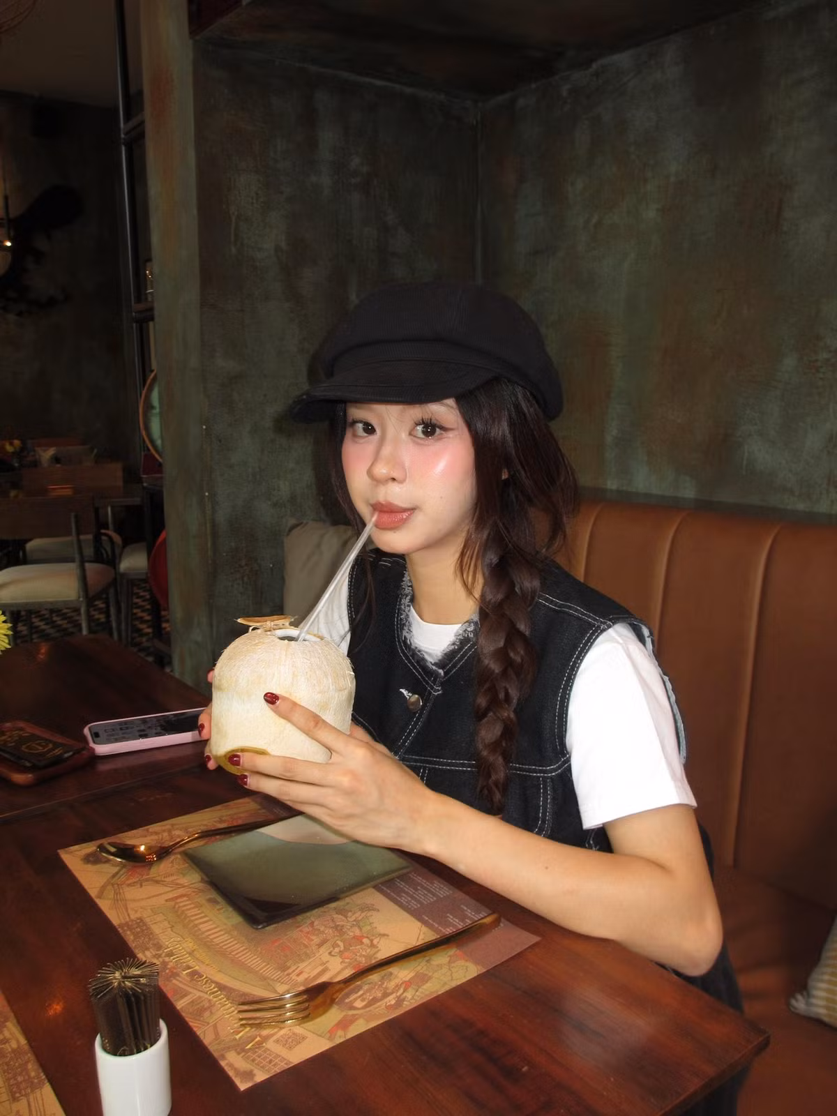 Sự tinh tế của Hàn Hằng còn thể hiện ở việc cô lựa chọn những chất liệu cao cấp, có độ rủ nhẹ, tôn lên đường nét cơ thể một cách khéo léo mà không hề phô trương.