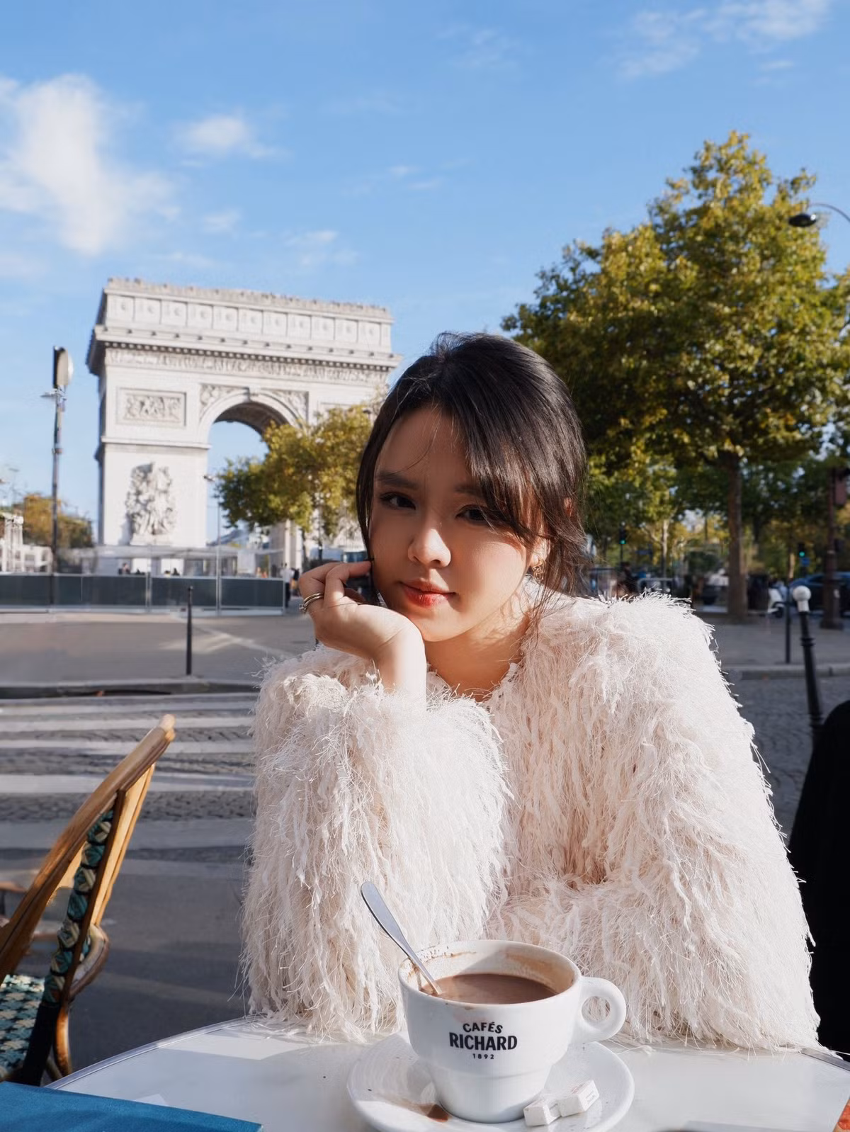 Nhờ khả năng dẫn dắt linh hoạt, hình ảnh thân thiện và giọng nói truyền cảm, Thảo Trang ngày càng khẳng định vị trí trong lĩnh vực MC – Host đa nền tảng.