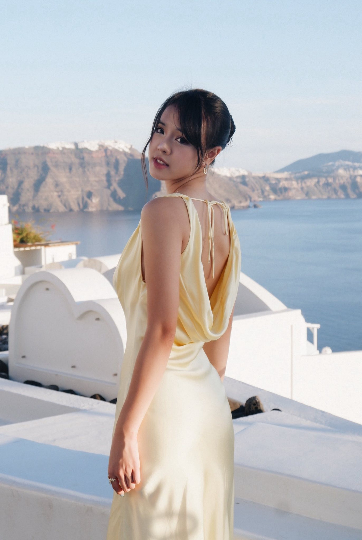 Bộ ảnh áo dài lần này được xem như một “cú rẽ hình ảnh” thú vị của nữ MC. Nếu trước đây cô gắn liền với phong cách hiện đại, trẻ trung, thì nay Thảo Trang cho thấy mình hoàn toàn phù hợp với vẻ đẹp truyền thống.