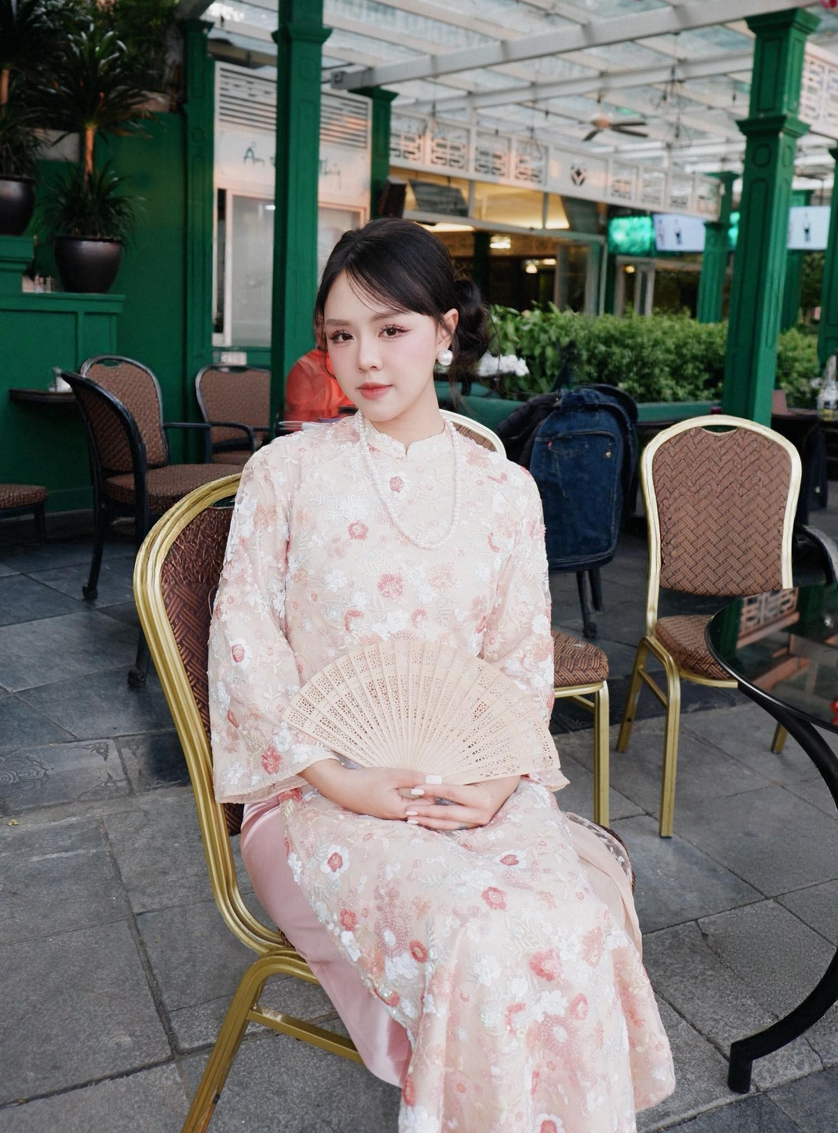 Quen thuộc với hình ảnh năng động trên sân khấu eSports, MC Thảo Trang khiến người hâm mộ thích thú khi xuất hiện trong loạt ảnh áo dài đón Tết. Vẻ đẹp nền nã, đậm chất truyền thống của nữ MC sinh năm 1999 nhanh chóng nhận được nhiều lời khen, cho thấy một hình ảnh hoàn toàn khác so với phong cách hiện đại thường thấy.