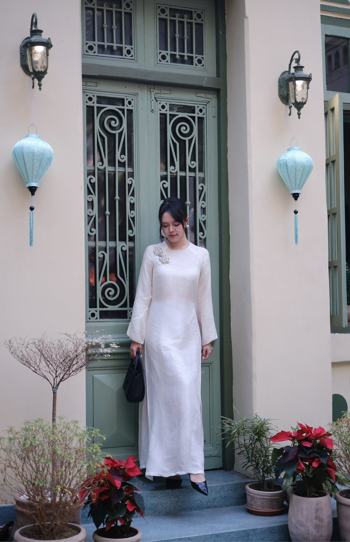 Trong loạt hình, Thảo Trang lựa chọn những thiết kế áo dài mang gam màu nhẹ nhàng như hồng phấn, trắng ngà, kết hợp cùng chất liệu ren, lụa mềm tạo cảm giác thanh thoát. Kiểu tóc búi gọn cùng phụ kiện ngọc trai giúp tổng thể trở nên hài hòa, gợi nhắc vẻ đẹp thiếu nữ Hà thành xưa. Không còn là nữ MC sôi nổi với micro trên tay, Thảo Trang trong tà áo dài toát lên thần thái trầm lắng, nền nã và đầy chất thơ.