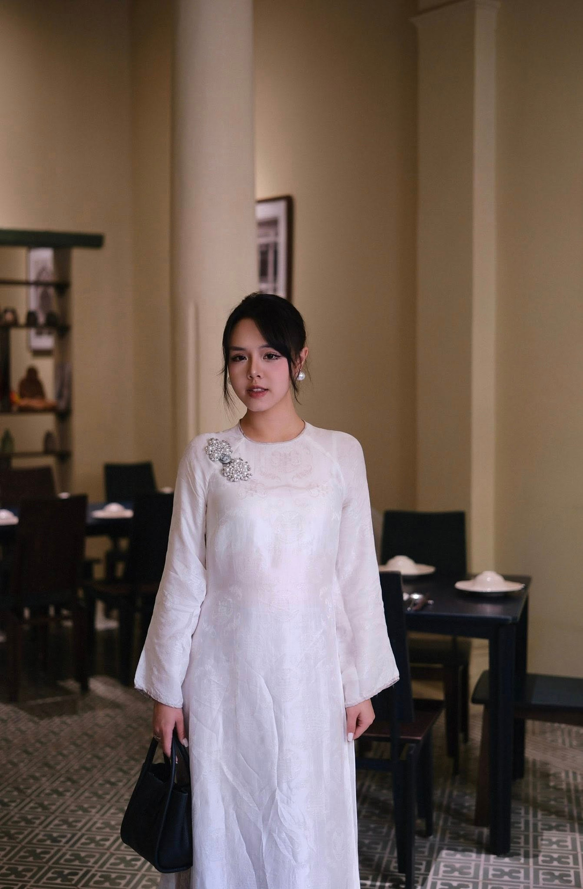 Những ngày cận Tết, khi dàn sao Việt rộn ràng khoe sắc trong tà áo dài truyền thống, Ngô Thảo Trang – nữ MC được cộng đồng game thủ yêu mến – cũng chính thức “nhập cuộc”. Bộ ảnh mới của cô nhanh chóng thu hút sự chú ý nhờ phong cách dịu dàng, nữ tính nhưng vẫn giữ được nét trẻ trung đặc trưng.