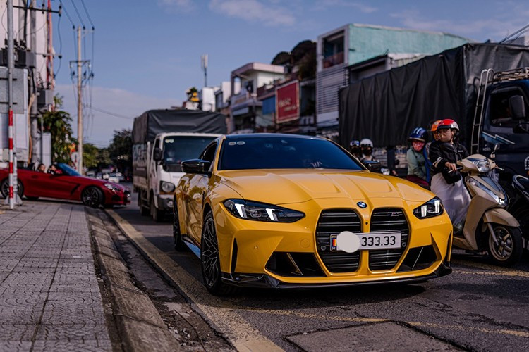 Tại Việt Nam, giá khởi điểm của M4 là 5,6 tỷ đồng, mức giá này đắt tương đương với mẫu sedan đầu bảng của hãng là BMW 740Li Pure Excellence. Tuy nhiên với chiếc xe đầu tiên về Việt Nam, do chủ nhân đã đặt thêm nhiều tuỳ chọn nên giá xe còn cao hơn nữa.