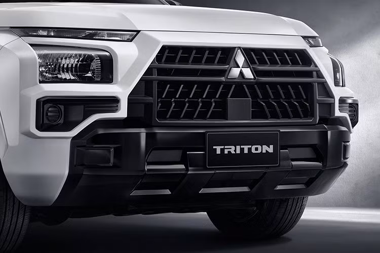 Xe không có đèn sương mù và chỉ cung cấp ba màu sơn: trắng, bạc và xám – kết hợp cùng các chi tiết sơn đen tương phản tạo điểm nhấn thể thao. Mitsubishi không thực hiện thay đổi nào dưới nắp ca-pô. Triton Street vẫn sử dụng động cơ 2.4L diesel tăng áp.