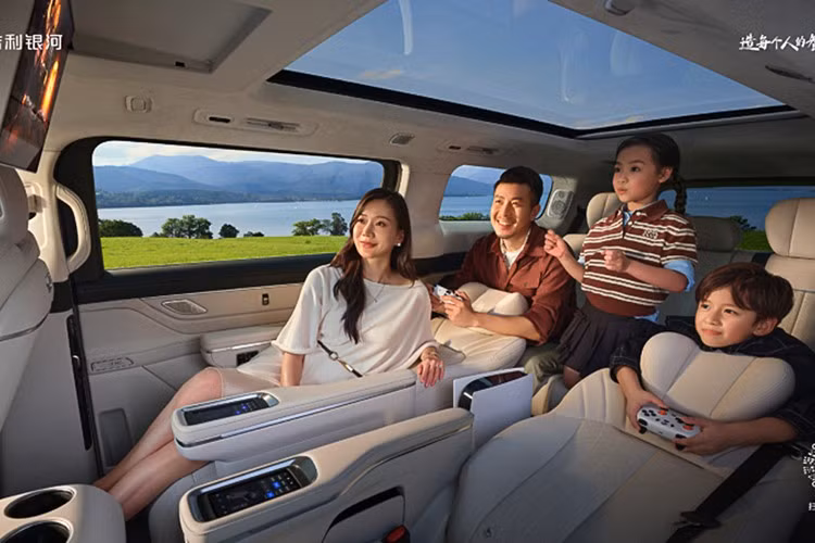 Mẫu xe MPV cỡ lớn V900 được trang bị công nghệ Super AI Range-Extender do Geely phát triển, kết hợp động cơ xăng 1.5T với hai motor điện đặt trước và sau.