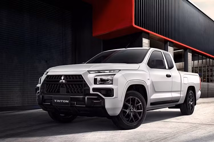 Mitsubishi vừa giới thiệu phiên bản đặc biệt Triton Street tại thị trường Thái Lan, sở hữu thiết kế đầu xe hoàn toàn mới – khác biệt hoàn toàn với ngôn ngữ “Dynamic Shield” quen thuộc trên các biến thể khác của Triton. Đây được xem như một bản nâng cấp sớm về thiết kế, nhưng hiện tại chỉ áp dụng duy nhất cho phiên bản Street.