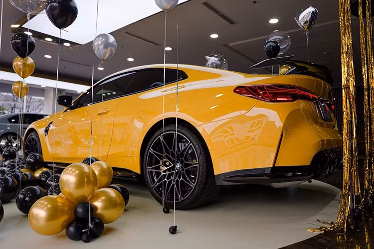 Đây là phiên bản cao cấp BMW M4 Competition dẫn động cầu sau, vừa được giao tới tay chủ nhân tại Đà Nẵng vào những ngày đầu năm 2026 này. Chiếc BMW M4 Competition đầu tiên về Việt Nam thuộc phiên bản facelift LCI, được sơn màu vàng Sao Paolo Yellow và nhiều "option" đáng giá.