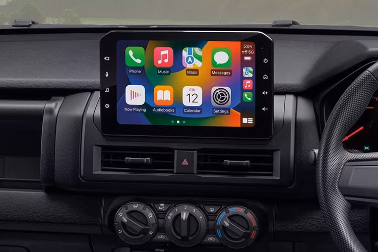 Dù là phiên bản tiêu chuẩn, Triton Street vẫn sở hữu một số trang bị tiện ích như: màn hình giải trí 10 inch, ghế nỉ, 3 túi khí, hệ thống âm thanh 2 loa, hỗ trợ khởi hành ngang dốc và phanh giảm thiểu va chạm phía trước (FCM).