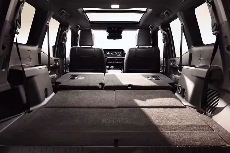 Phía sau, đuôi xe mang phong cách hiện đại, lấy cảm hứng từ Land Rover Discovery Sport với cụm đèn hậu LED mảnh, cánh lướt gió tích hợp và cản sau hầm hố. Không gian nội thất của Fortuner thế hệ mới cũng được nâng cấp rõ rệt, hướng tới trải nghiệm cao cấp hơn. Trung tâm bảng táp-lô là màn hình cảm ứng nổi kích thước lên đến 14 inch. Xe vẫn giữ một số phím vật lý để điều khiển điều hòa tự động hai vùng và tính năng làm mát ghế.