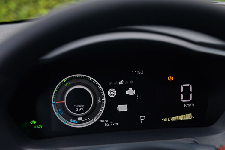 Cao cấp nhất là Toyota Vios 2026 phiên bản Luxury, nổi bật với nội thất tông đỏ, ghế bọc da thật, hệ thống đèn nội thất 64 màu mở rộng và dàn âm thanh Pioneer 6 loa.