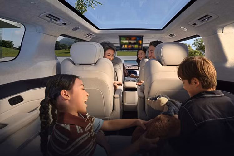 Ghế ngồi của Geely Galaxy V900 2026 hỗ trợ sưởi, thông gió và massage, trong khi hệ thống âm thanh Flyme Sound với 27 loa nhấn mạnh định vị cao cấp của mẫu MPV này.