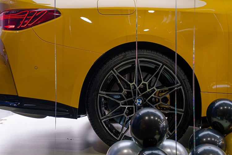 Xe có mâm 10 cánh kép 826M tiêu chuẩn nhưng với đĩa phanh carbon, lốp Michelin với kích thước 19 inch phía trước và 20 inch phía sau. Bộ ống xả kép cùng các rãnh định hướng luồng gió bằng sợi carbon trên M4 Competion. Xe có hệ thống tùy chỉnh âm thanh ống xả.