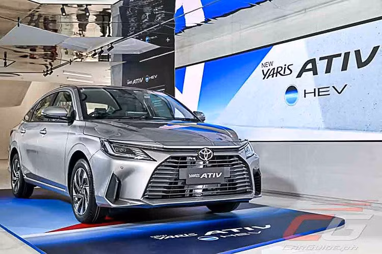 Trong đợt làm mới này, Toyota tập trung tối ưu hóa giá trị sử dụng bằng việc mở rộng gói trang bị an toàn và điều chỉnh nhẹ thiết kế ngoại thất cho mẫu sedan cỡ B Vios 2026. Điểm thay đổi dễ nhận thấy nhất là việc hãng loại bỏ màu sơn cam (Spicy Scarlet) khỏi danh mục lựa chọn.