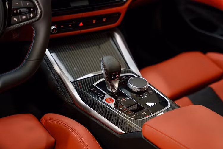 Nội thất xe có da Merino màu đỏ Fiona kèm đen và ốp sợi carbon. Vô-lăng bọc da, ốp carbon trên M4 Competition. Ngoài hai lẫy chuyển số sau vô-lăng bằng sợi carbon, xe có thêm hai nút đỏ M1, M2 với chức năng nhớ cấu hình độ nhạy của chân ga, động cơ, hệ thống treo hay chế độ lái do người dùng thiết lập.