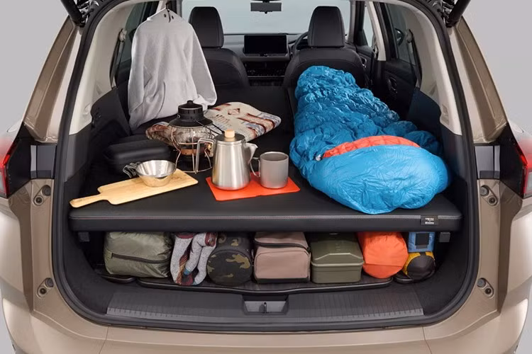 Ngoài ra, Nissan cung cấp thêm ba gói tùy chọn: Gói Outdoor: chắn bùn, ốp bậc cửa, bệ bước, ốp tay nắm cửa và phim bảo vệ khoang hành lý. Gói Roof Carrier: giá nóc chở hành lý, phù hợp cho hành trình dài hoặc mang theo thiết bị thể thao. Gói Rock Creek Basic Plus: thảm sàn, chắn mưa cửa, phụ kiện biển số và bộ khóa bánh.