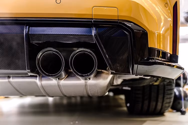 M4 Competition có thêm tùy chọn gói trải nghiệm người lái M (M Driver Package). Ngoài bộ phanh ceramic, gói này trang bị thêm khung ghế ở cabon bằng sợi carbon, nội thất ốp carbon, màn hình HUD trên kính lái. Hàng ghế thứ hai vừa không gian cho hai người lớn nhưng không tối ưu nếu là các hành trình xa.