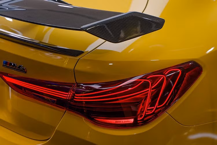 Các chi tiết như ốp lườn hông, cản trước, sau, trần xe bên ngoài, cánh gió đuôi xe, ốp gương chiếu hậu đều là carbon. Đèn hậu dùng công nghệ laser. Kiểu tạo hình lấy cảm hứng từ chiếc M4 CSL sản xuất số lượng giới hạn, ra mắt hồi 2022.