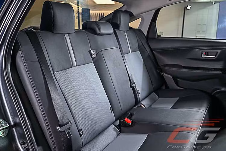 Theo công bố của nhà sản xuất, Vios 2026 sở hữu con số ấn tượng 23,3 km/lít, đồng thời đáp ứng tiêu chuẩn khí thải Euro 5 khắt khe. Trải nghiệm lái cũng được cá nhân hóa thông qua ba chế độ lái Eco, Normal và Sport tích hợp ngay trên vô lăng trợ lực điện.