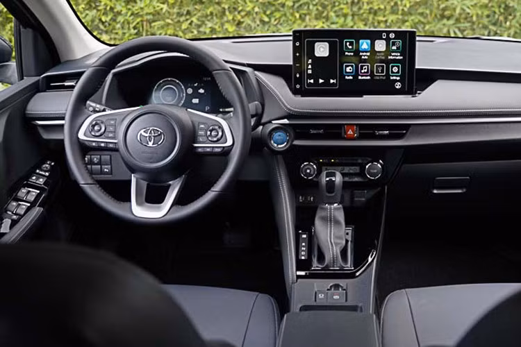 Bên trong, xe được trang bị vô-lăng chỉnh bốn hướng tích hợp nút chọn chế độ lái, màn hình cảm ứng 8 inch. Bản Smart nâng cấp thêm đèn LED ban ngày hiệu ứng dẫn hướng, bảng đồng hồ kỹ thuật số toàn phần, màn hình giải trí 9 inch, bốn cổng USB, ghế bọc da tổng hợp kết hợp vải, ăng-ten vây cá mập, camera hành trình trước và camera lùi.