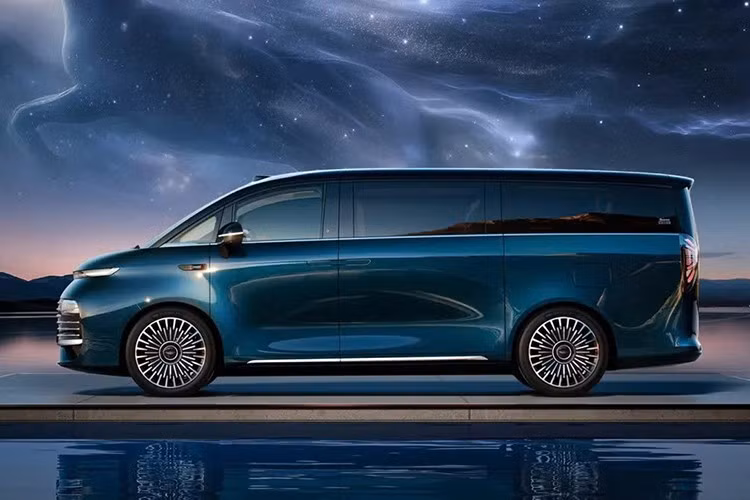 Geely Galaxy V900 2026 mới có thể xem là phiên bản mở rộng phạm vi hoạt động (EREV) của mẫu MPV chạy điện hoàn toàn LEVC L380, mẫu xe hiện đã được đưa về dưới thương hiệu Geely Galaxy sau quá trình tái cấu trúc.