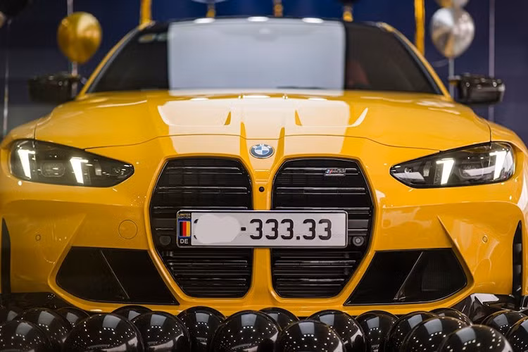 BMW M4 Competition sở hữu kích thước dài x rộng x cao là 4.801 x 1.887 x 1.397 mm, trục cơ sở 2.857 mm. Khối lượng không tải của xe khoảng hơn 1,7 tấn. Xe được trang bị đèn định vị dạng móc câu kép. Đèn pha LED phía trước, nắp ca-pô với những đường dập nổi cơ bắp.