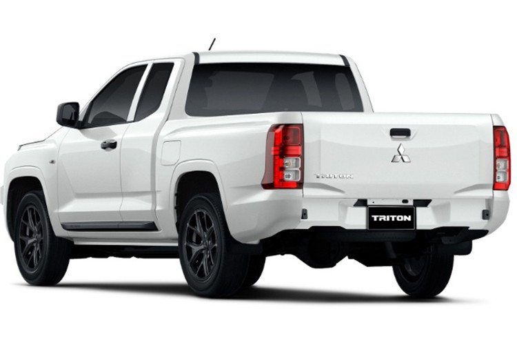 Thiết kế tổng thể mang hơi hướng góc cạnh, hiện đại, có phần gợi nhớ đến mũ giáp Stormtrooper trong phim Star Wars. Là phiên bản hướng đến khách hàng chạy phố, Triton Street được trang bị mâm hợp kim 17 inch sơn đen, hệ thống treo tiêu chuẩn và đèn pha halogen.