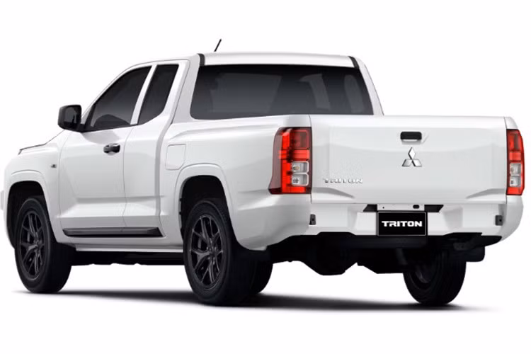 Thiết kế tổng thể mang hơi hướng góc cạnh, hiện đại, có phần gợi nhớ đến mũ giáp Stormtrooper trong phim Star Wars. Là phiên bản hướng đến khách hàng chạy phố, Triton Street được trang bị mâm hợp kim 17 inch sơn đen, hệ thống treo tiêu chuẩn và đèn pha halogen.