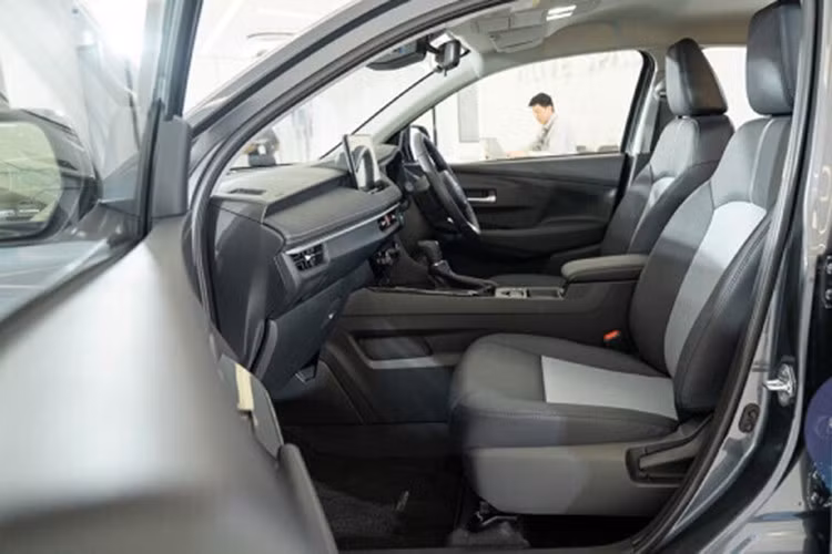 Dưới nắp capo là khối động cơ xăng 1.2L, 4 xi-lanh, sản sinh công suất 94 mã lực và mô-men xoắn 110 Nm. Đi kèm hộp số tự động vô cấp Super CVT-i, xe không chỉ vận hành mượt mà trong đô thị mà còn đặc biệt tiết kiệm nhiên liệu.