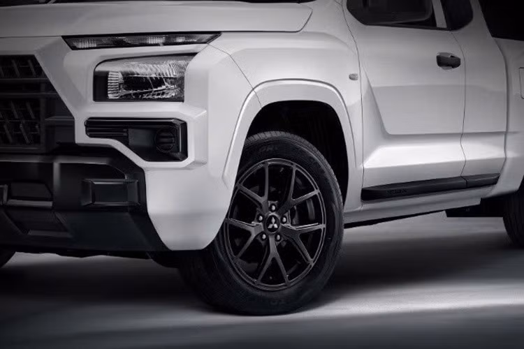 Triton thế hệ hiện tại được ra mắt từ năm 2023. Nếu đúng chu kỳ, một bản nâng cấp lớn có thể xuất hiện vào năm 2027. Khi đó, những thay đổi về thiết kế và công nghệ có thể giúp Triton tăng sức cạnh tranh trước các đối thủ cùng phân khúc.