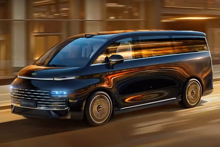 Geely Galaxy sẽ bắt đầu mở bán trước toàn cầu mẫu xe V900 hoàn toàn mới vào ngày 7/1. Mẫu xe hybrid EREV cao cấp này được định vị ở phân khúc MPV cỡ lớn, toàn bộ phiên bản đều dẫn động bốn bánh (AWD) và có phạm vi hoạt động tổng hợp lên tới 1.200km.