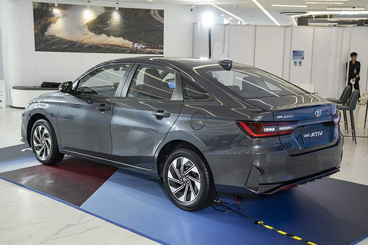 Về mặt thông số kỹ thuật, Toyota Vios 2026 sở hữu kích thước dài 4.425 mm và rộng 1.740 mm. Đáng chú ý, trục cơ sở được kéo dài thêm 70 mm, đạt mức 2.620 mm, mang lại không gian nội thất rộng rãi và khả năng vận hành ổn định hơn hẳn thế hệ cũ.