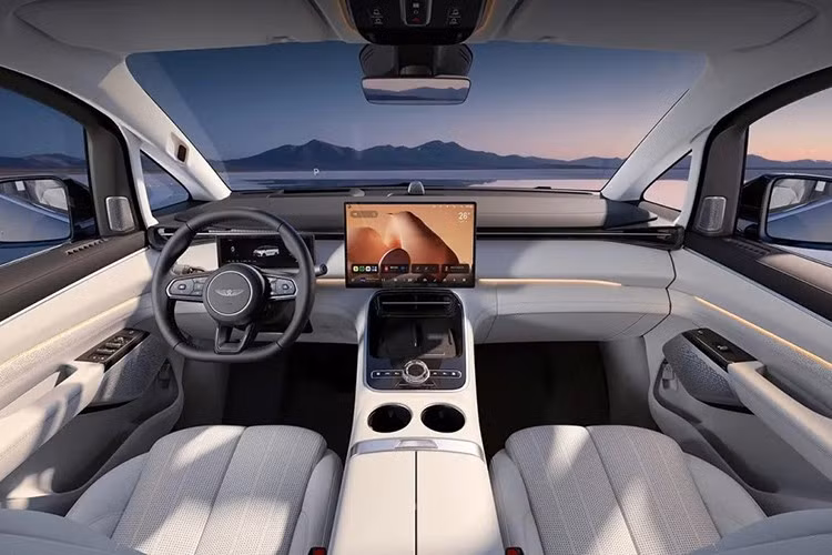 Bên trong khoang lái, xe sở hữu màn hình kỹ thuật số 10,25 inch và màn hình trung tâm 15,4 inch, vận hành trên nền tảng Flyme Auto 2.0. Hàng ghế thứ hai được trang bị màn hình điều khiển 5,98 inch tích hợp với hệ thống giải trí trần xe.