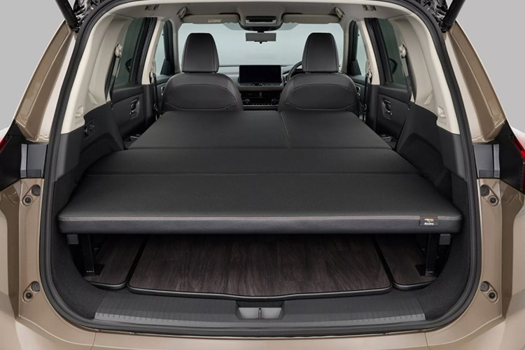 Bên cạnh trang bị tiện ích, khách hàng có thể cá nhân hóa ngoại hình X-Trail Multi-Bed với gói Sotoasobi, gồm: nắp ca-pô sơn đen nhám, ốp vòm bánh xe bắt ốc và huy hiệu riêng biệt, tạo cảm giác mạnh mẽ, khác biệt cho mẫu SUV hybrid.