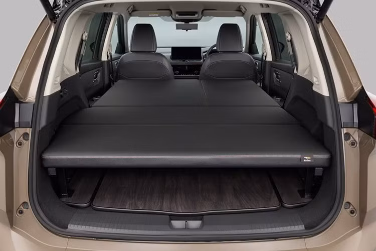 Bên cạnh trang bị tiện ích, khách hàng có thể cá nhân hóa ngoại hình X-Trail Multi-Bed với gói Sotoasobi, gồm: nắp ca-pô sơn đen nhám, ốp vòm bánh xe bắt ốc và huy hiệu riêng biệt, tạo cảm giác mạnh mẽ, khác biệt cho mẫu SUV hybrid.