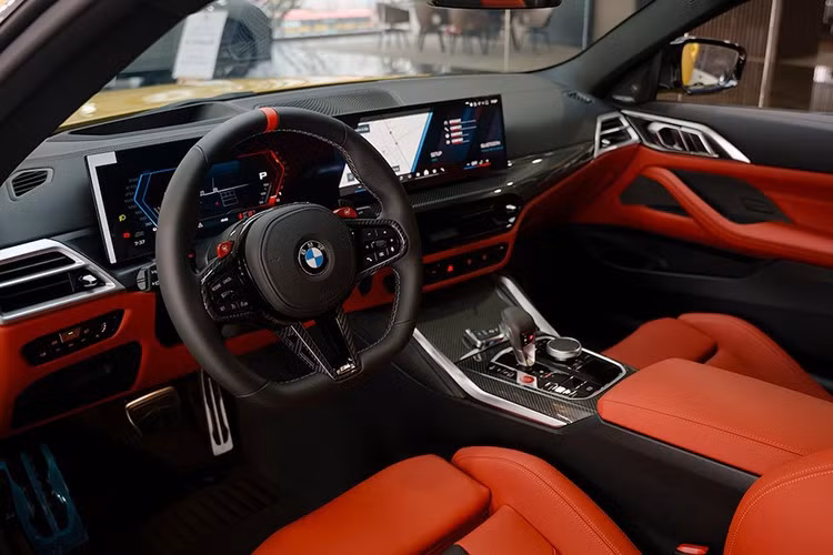 Về nội thất, M4 Competition chưa cập nhật ngôn ngữ thiết kế mới nhất của hãng Đức. Trừ màn hình kép nối liền dạng cong trên táp-lô, xe vẫn giữ tạo hình quen thuộc ở vô-lăng, cần số như trên các dòng xe thể thao BMW trước đây.