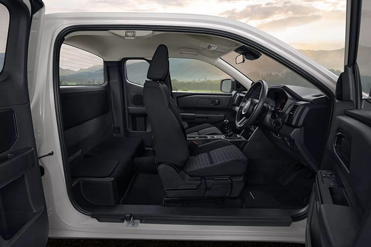 Động cơ cho công suất 148 mã lực, mô-men xoắn 330 Nm, kết hợp hộp số sàn 6 cấp và dẫn động cầu sau. Xe không trang bị hệ dẫn động 4 bánh, nhưng vẫn có vi sai chống trượt chủ động – hỗ trợ kiểm soát lực kéo tốt hơn khi một bánh mất độ bám.