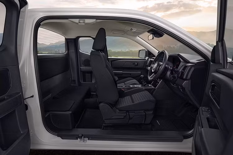 Động cơ cho công suất 148 mã lực, mô-men xoắn 330 Nm, kết hợp hộp số sàn 6 cấp và dẫn động cầu sau. Xe không trang bị hệ dẫn động 4 bánh, nhưng vẫn có vi sai chống trượt chủ động – hỗ trợ kiểm soát lực kéo tốt hơn khi một bánh mất độ bám.