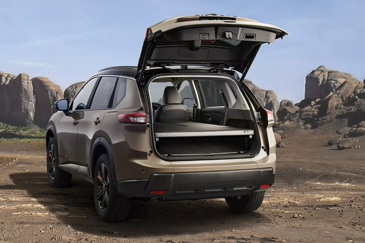 Nissan X-Trail Multi-Bed 2026 sử dụng hệ truyền động hybrid e-Power tự sạc, đi kèm hệ dẫn động bốn bánh toàn thời gian e-4ORCE, giúp xe vừa tiết kiệm nhiên liệu, vừa đảm bảo khả năng vận hành trên nhiều loại địa hình.