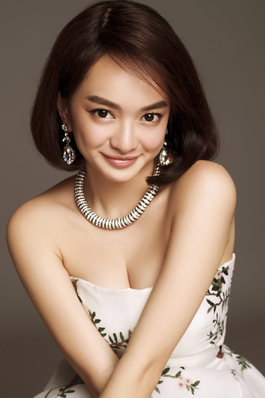 Trong những hình ảnh được chia sẻ, Kaity Nguyễn khéo léo kết hợp mái tóc ngắn với phong cách trang điểm nhẹ nhàng, tập trung vào làn da căng mịn và đôi môi tươi tắn.