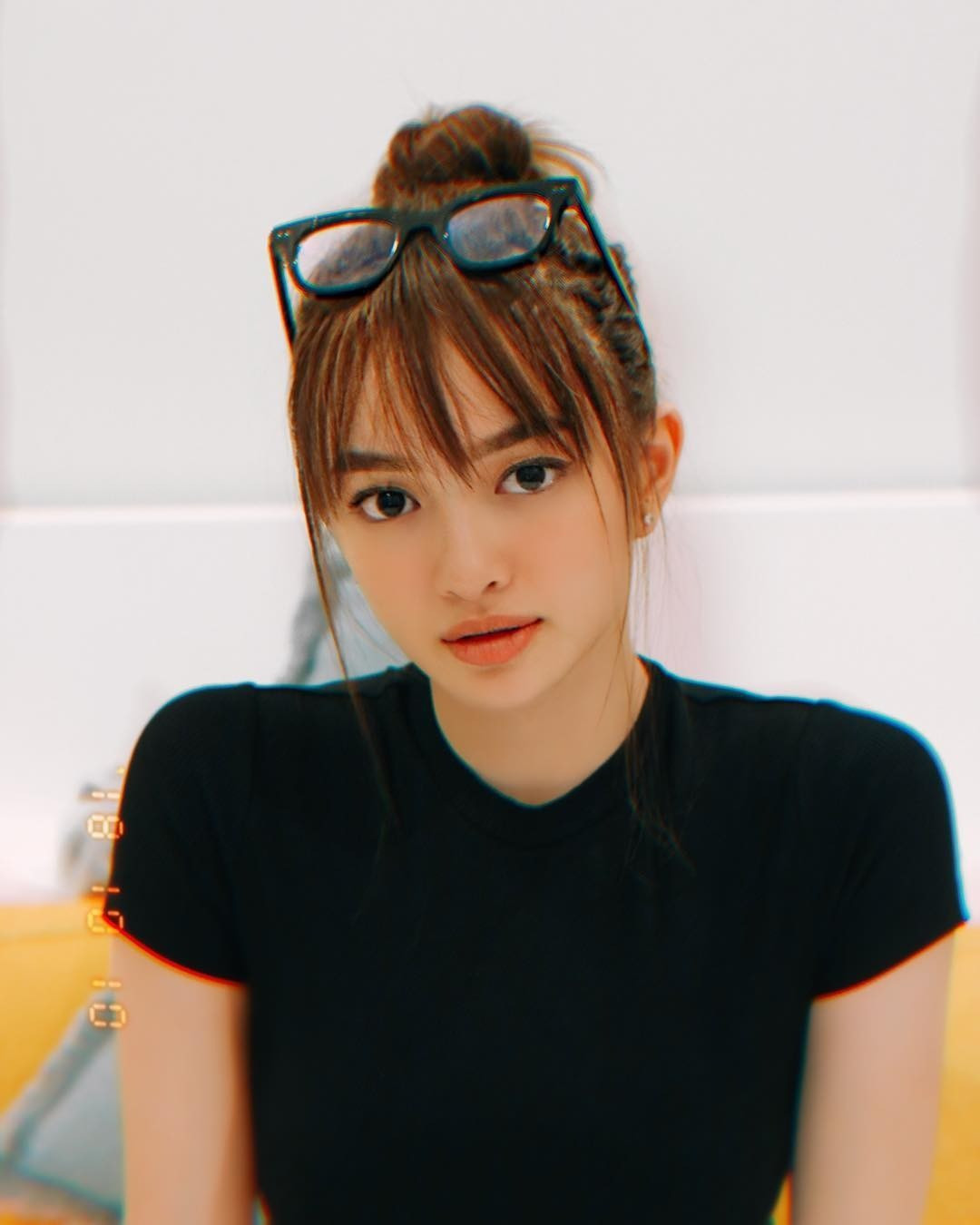 Trên mạng xã hội, loạt ảnh tóc ngắn của Kaity Nguyễn nhanh chóng nhận về “cơn mưa” lời khen. Nhiều khán giả bày tỏ sự bất ngờ khi nữ diễn viên có thể “cân đẹp” kiểu tóc ngắn vốn không dễ chinh phục.