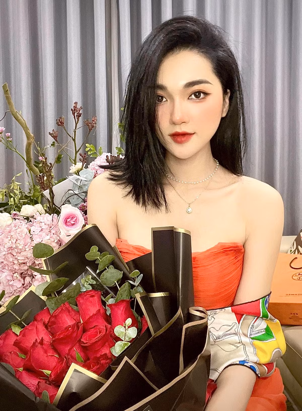 Không dừng lại ở đó, Ngọc Nữ còn thường xuyên xuất hiện trên khán đài các trận đấu của CLB SLNA và tuyển quốc gia để cổ vũ cho chàng tiền vệ quê Nghệ An.