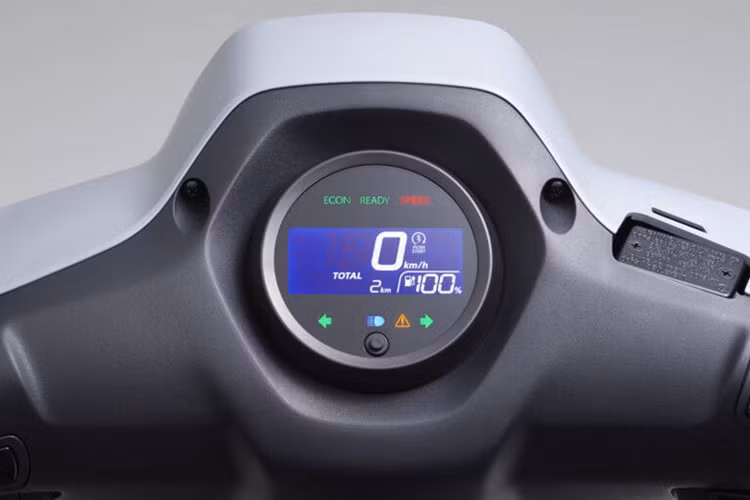 Mẫu xe máy điện của Yamaha cũng được trang bị cụm đồng hồ kỹ thuật số toàn phần hiển thị đầy đủ các thông số xe giúp người điều khiển nắm bắt được tình trạng xe tốt hơn.