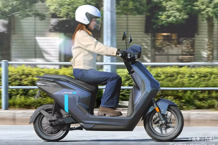 Mức giá xe Yamaha Jog-E bán ra là 159.500 Yen chưa bao gồm pin và sạc (tương đương 26,83 triệu đồng). Hiện mẫu xe máy điện này chỉ đang được bán ra ở khu vực Tokyo và Osaka, Nhật Bản.