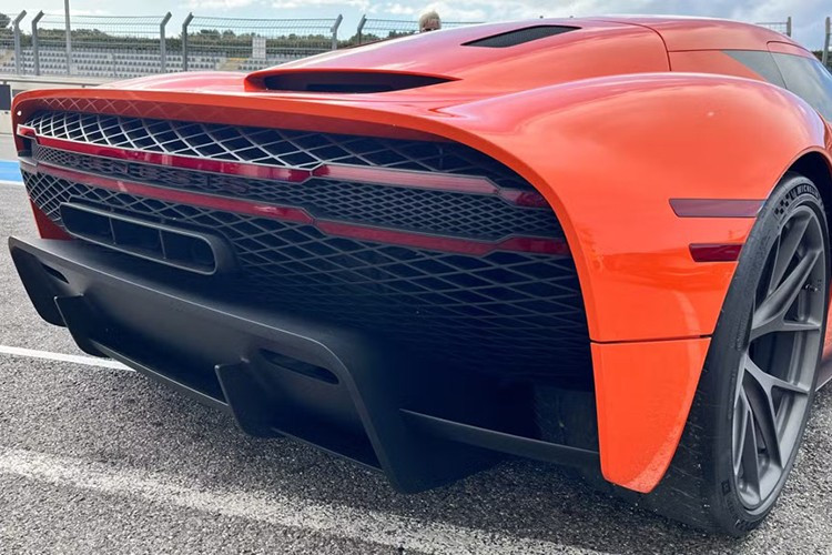 Chủ tịch kiêm Giám đốc sáng tạo của Genesis, Luc Donckerwolke, nhận xét: “Ý tưởng Magma GT đại diện cho đỉnh cao trong tầm nhìn về hiệu suất của chúng tôi và là biểu tượng cho cam kết của chúng tôi đối với khả năng đua xe thực sự.”