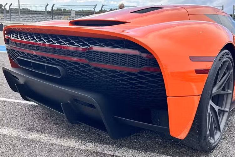 Chủ tịch kiêm Giám đốc sáng tạo của Genesis, Luc Donckerwolke, nhận xét: “Ý tưởng Magma GT đại diện cho đỉnh cao trong tầm nhìn về hiệu suất của chúng tôi và là biểu tượng cho cam kết của chúng tôi đối với khả năng đua xe thực sự.”