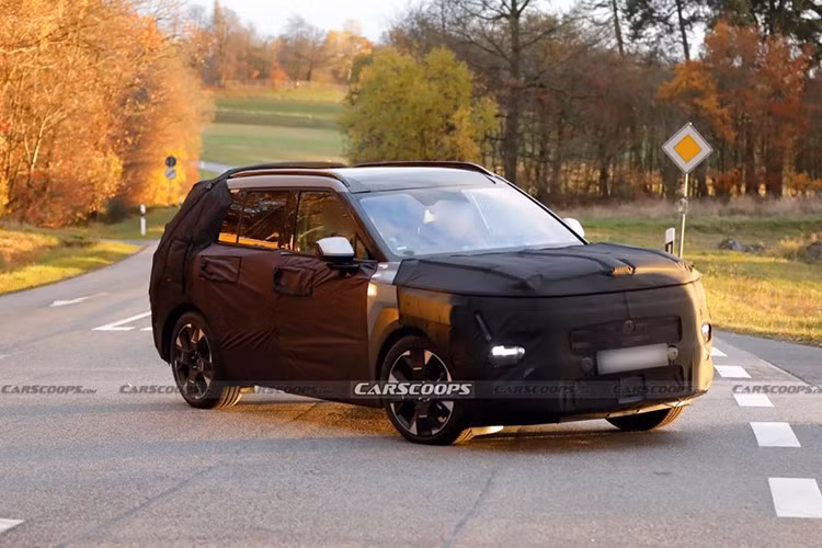 Sau khi cho ra mắt SantaFe thế hệ mới vài năm trước, Hyundai hiện đang chuẩn bị làm điều tương tự với Tucson. Chiếc crossover nhỏ gọn thế hệ thứ tư này đã ra mắt từ năm 2020, vì vậy nó không hẳn là một sản phẩm cũ, ngay cả theo tiêu chuẩn ngày nay. Tuy nhiên, công ty Hàn Quốc tin rằng vẫn còn nhiều chỗ để cải thiện.